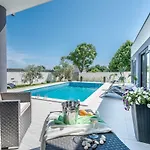Wellness & Luxury Nicole - Families Only Пула