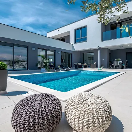 Wellness & Luxury Nicole - Families Only *