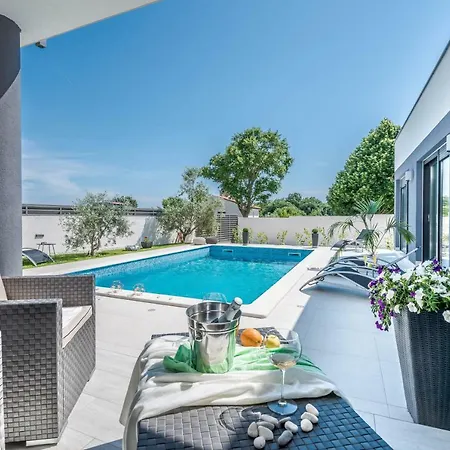 Wellness & Luxury Nicole - Families Only Pula