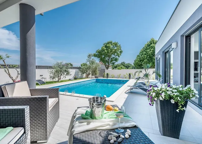 Wellness & Luxury Nicole - Families Only Pula